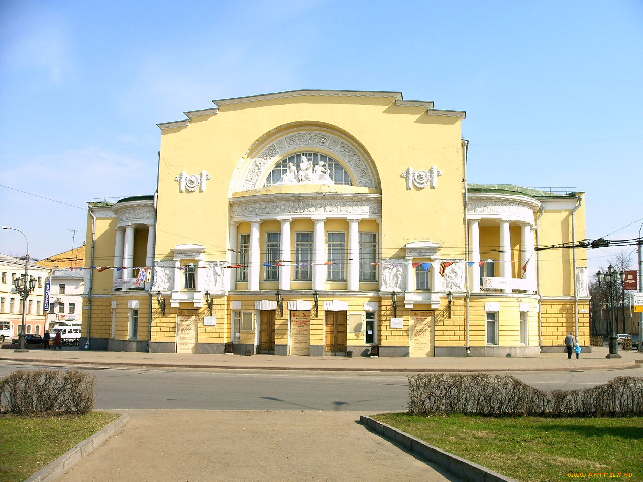 Дома городе ярославле. Здания в городе Ярославль. Знаменитые здания Ярославля. Ярославль архитектура города. Современные здания города Ярославля.